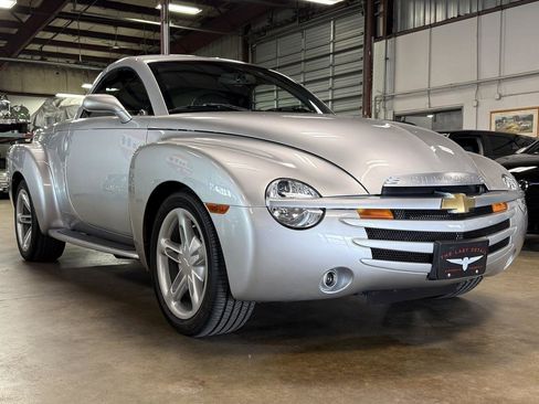 Used 2004 Chevrolet SSR w/ Preferred Equipment Group image 2
