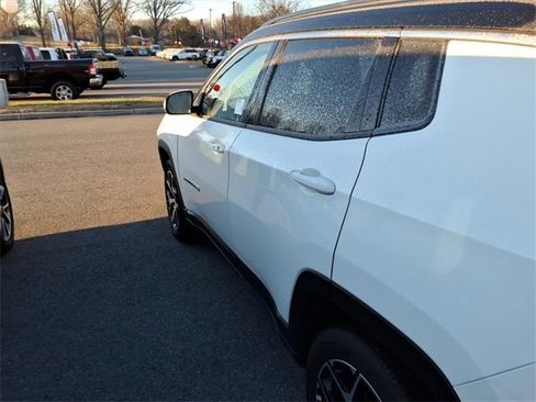 Used 2025 Jeep Compass Limited image 11