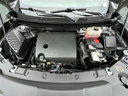 Used 2023 Chevrolet Traverse LT FWD image 19