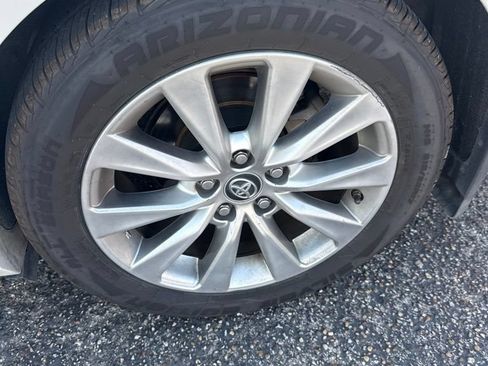 Used 2017 Toyota Camry XLE w/ Moonroof Package FWD image 7