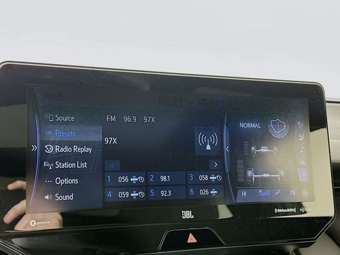 Used 2021 Toyota Venza Limited w/ Carpet Mat Package (TMS) image 15