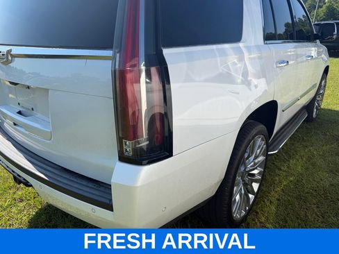 Used 2017 Cadillac Escalade Luxury AWD/4WD image 5