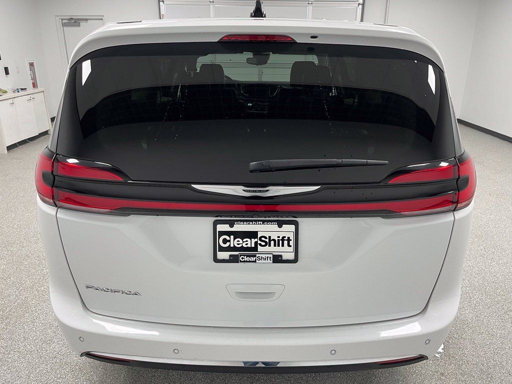 Used 2024 Chrysler Pacifica Touring-L FWD image 9