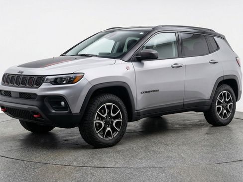 Used 2025 Jeep Compass Trailhawk AWD/4WD image 3