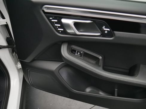 Certified 2023 Porsche Macan AWD/4WD image 24