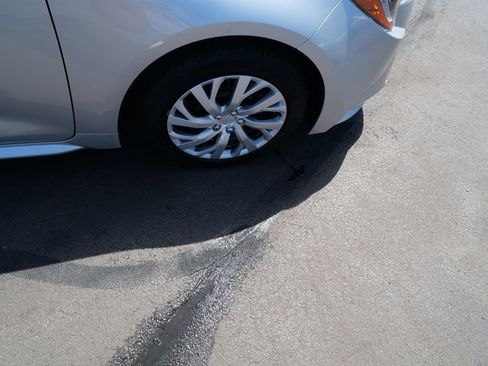 Used 2021 Toyota Corolla LE FWD image 31