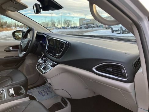 Used 2024 Chrysler Pacifica Touring-L image 9
