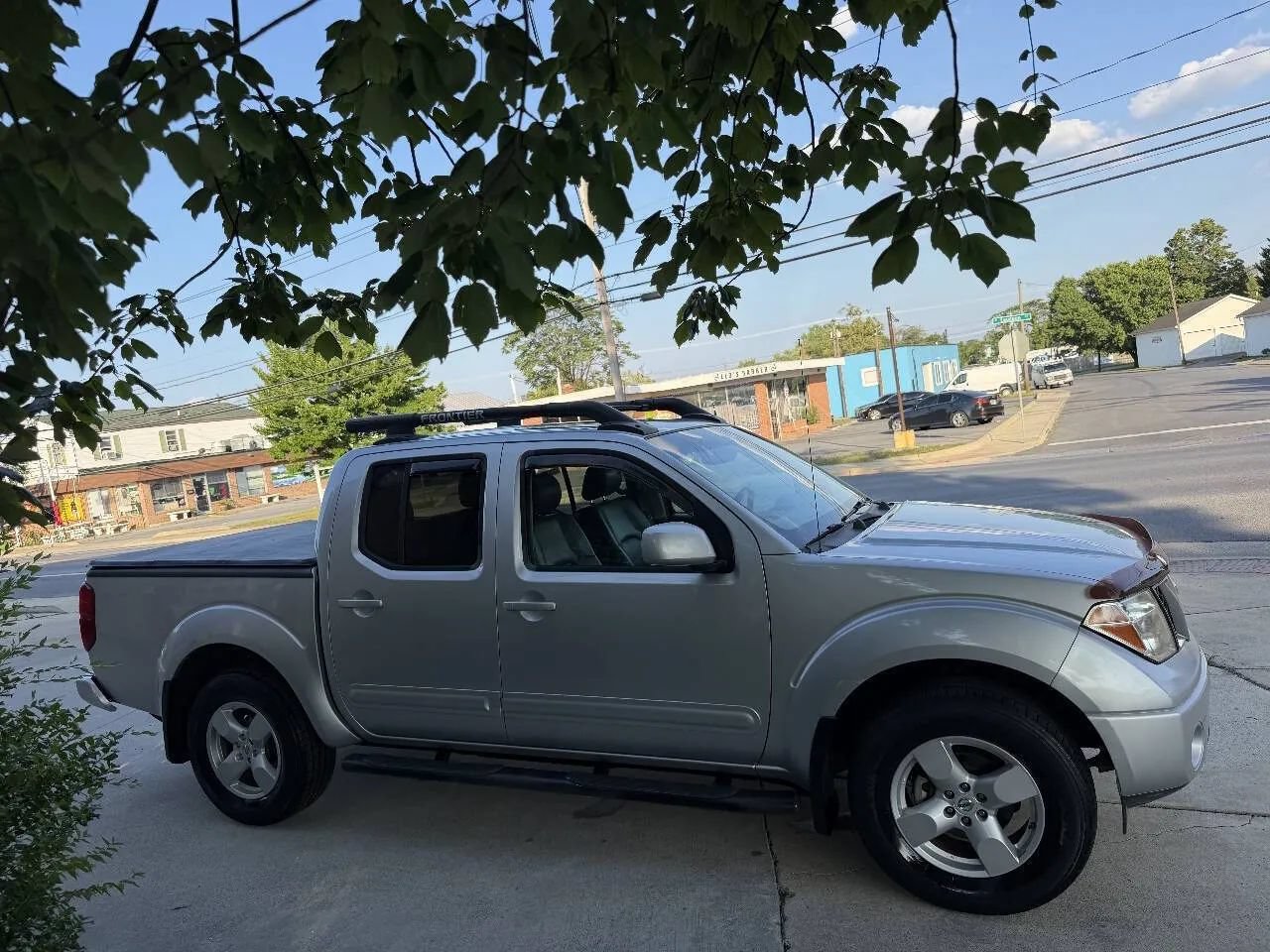 Used 2005 Nissan Frontier LE w/ (X01) Leather Pkg AWD/4WD image 5