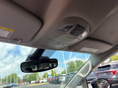 Used 2023 Chrysler Pacifica Touring-L FWD image 37