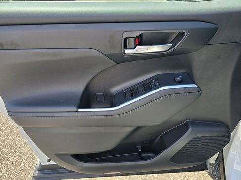 Used 2023 Toyota Highlander XLE FWD image 8