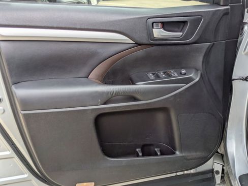 Used 2015 Toyota Highlander XLE image 11