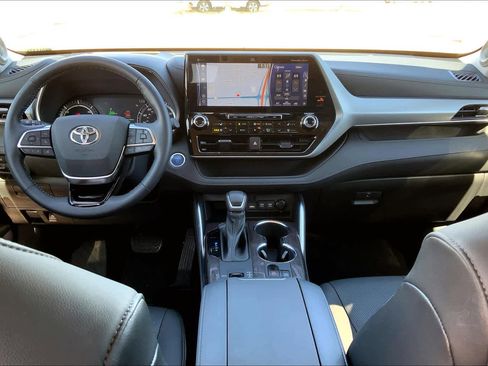 Used 2021 Toyota Highlander Platinum FWD image 16