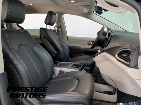 Used 2023 Chrysler Pacifica Touring-L FWD image 26