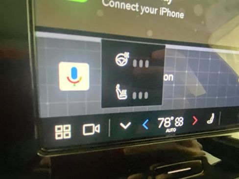 Used 2025 Volvo XC40 B5 Core image 25