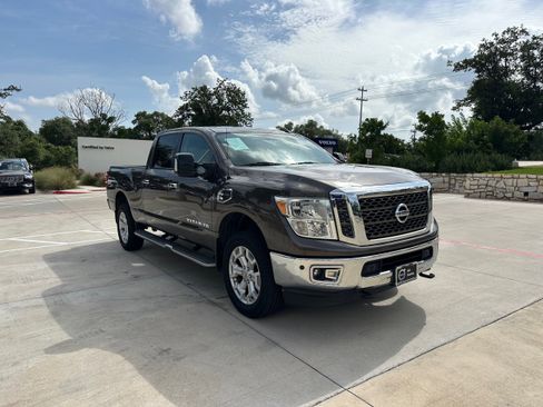 Used 2016 Nissan Titan SV image 7