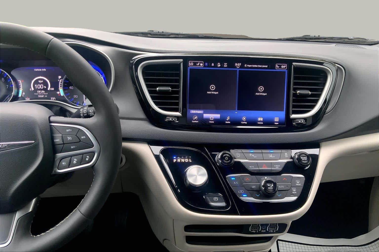 Used 2024 Chrysler Pacifica Touring-L FWD image 7