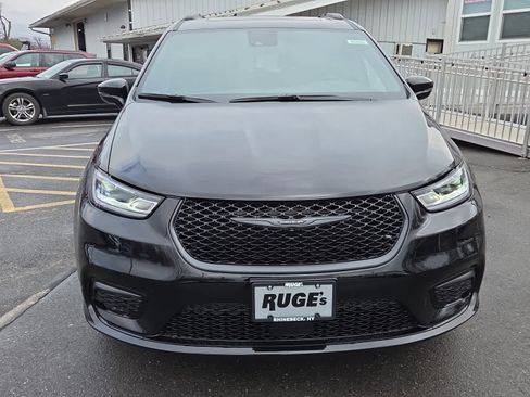 New 2026 Chrysler Pacifica Limited w/ S Appearance Package image 2