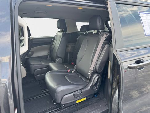 Used 2025 Kia Carnival FWD image 20