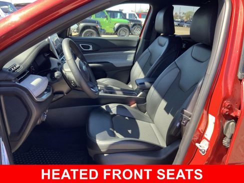 Used 2025 Jeep Compass Latitude w/ Sun & Sound Group AWD/4WD image 5