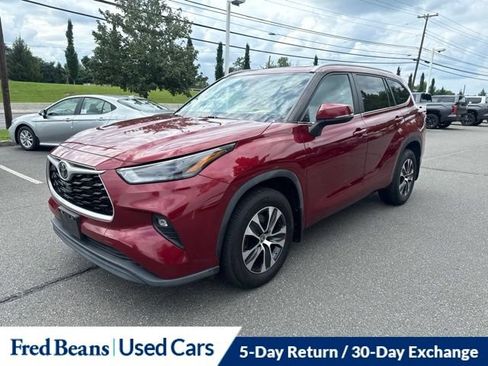 Used 2023 Toyota Highlander XLE AWD/4WD image 19