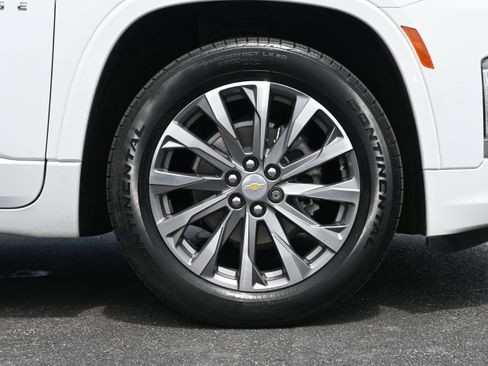 Used 2023 Chevrolet Traverse Premier FWD image 12