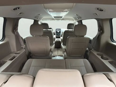 Used 2012 Chrysler Town & Country Touring w/ Entertainment Group #1 FWD image 7