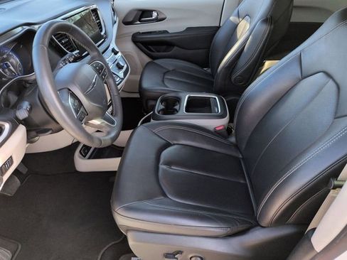 Certified 2024 Chrysler Pacifica Touring-L image 12