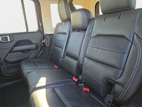 Used 2018 Jeep Wrangler Unlimited Sahara image 17