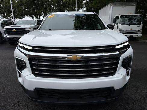 Used 2025 Chevrolet Traverse LT AWD/4WD image 3