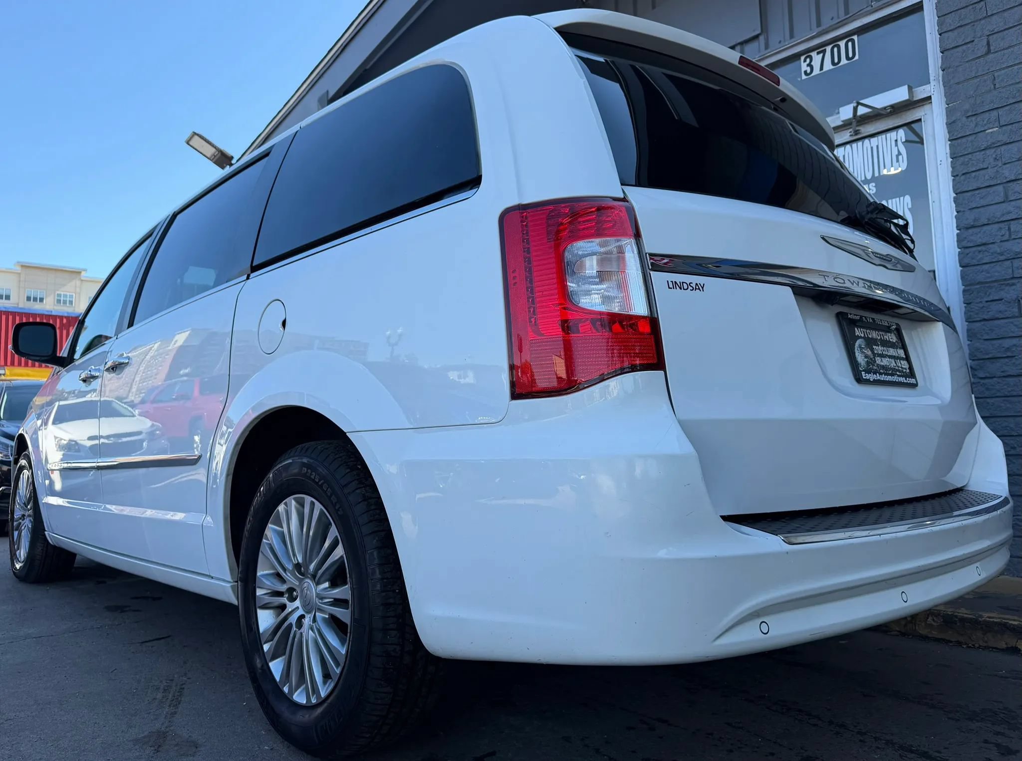 Used 2016 Chrysler Town & Country Touring-L FWD image 5