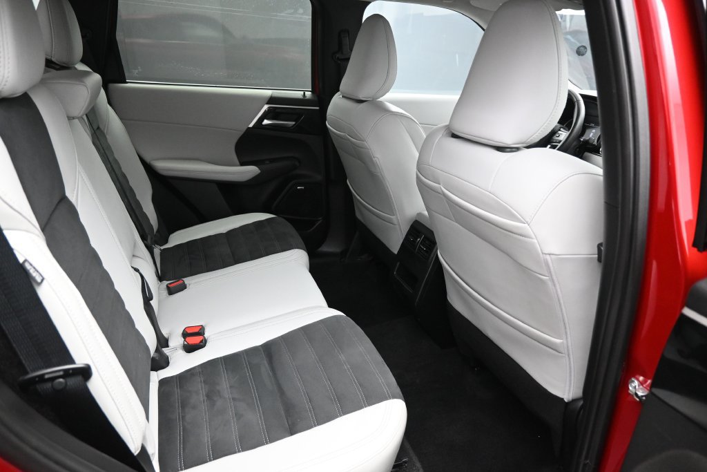 Used 2025 Mitsubishi Outlander SE FWD image 25