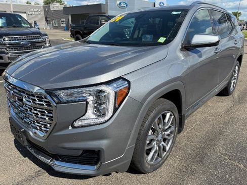 Used 2024 GMC Terrain Denali w/ Denali Premium Package AWD/4WD image 4
