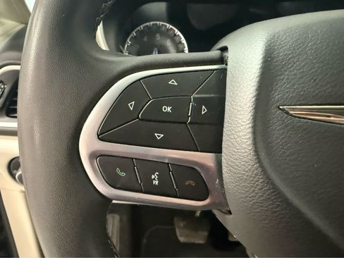 Used 2023 Chrysler Pacifica Touring-L FWD image 18