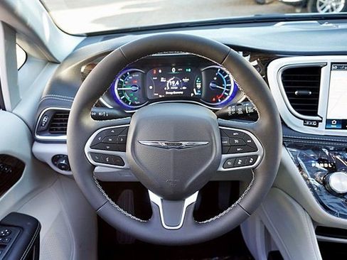 New 2023 Chrysler Pacifica Limited image 27