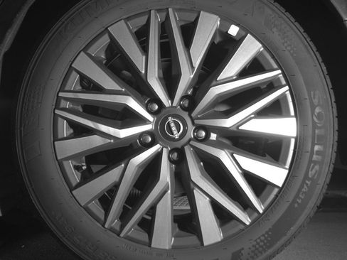 Used 2025 Nissan Altima 2.5 SV FWD image 14