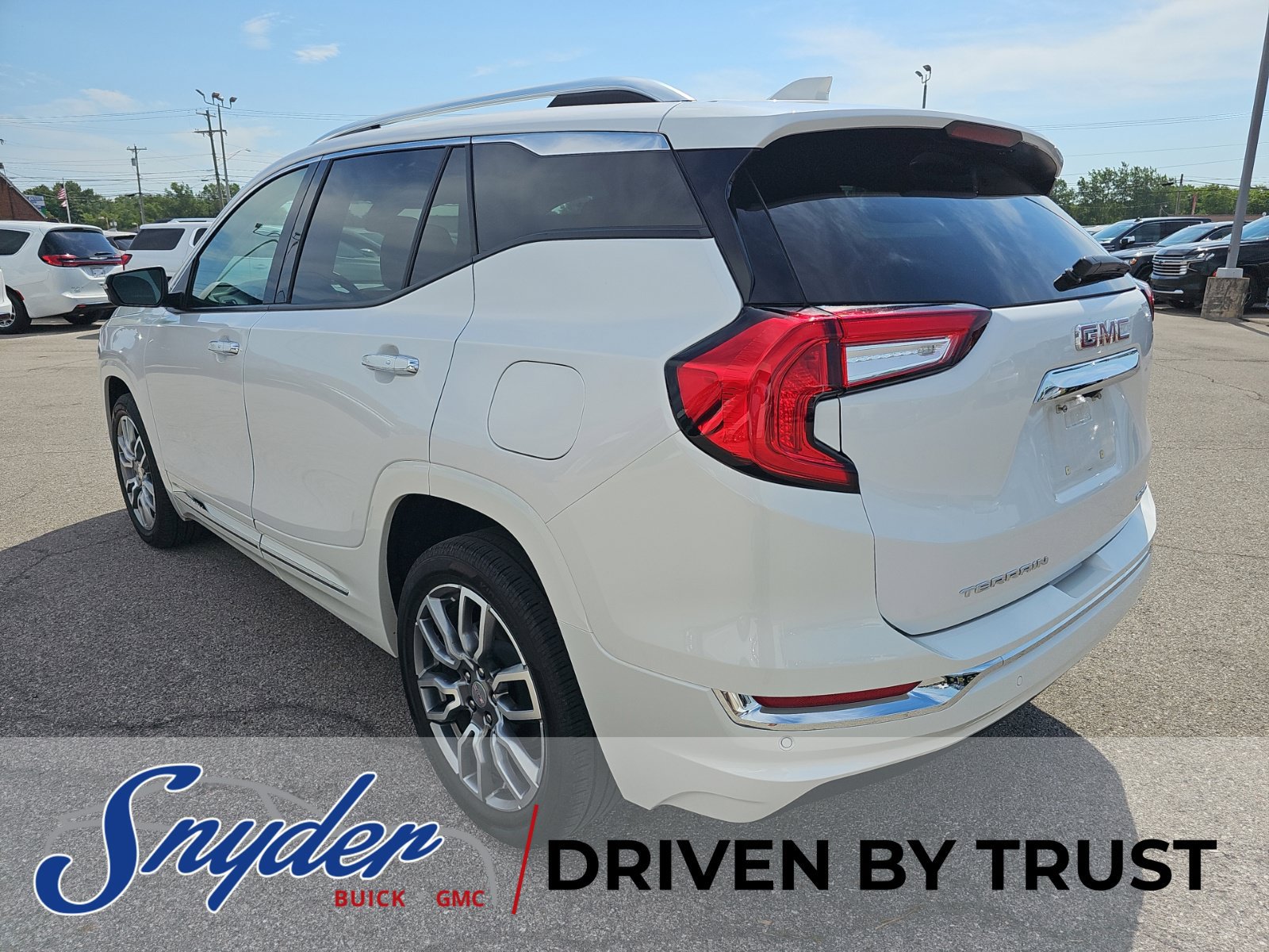 Used 2024 GMC Terrain Denali w/ Denali Premium Package AWD/4WD image 5