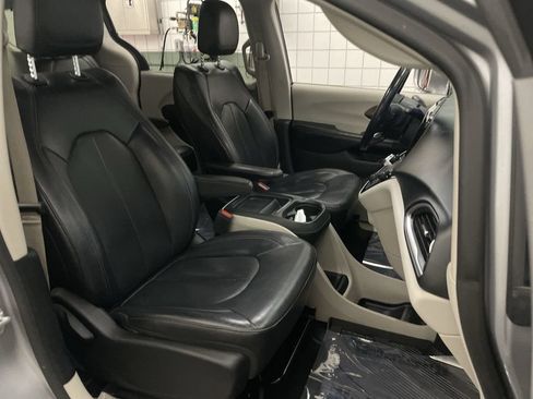 Used 2019 Chrysler Pacifica Touring-L FWD image 20