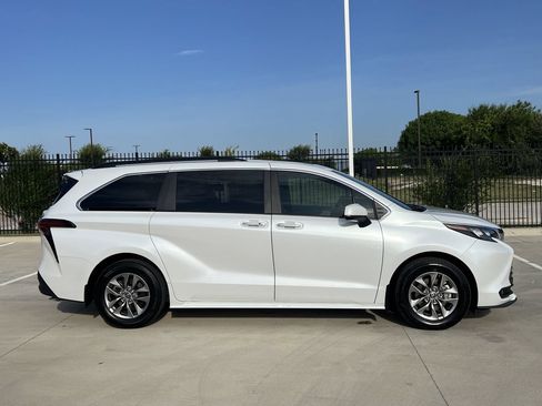 Used 2025 Toyota Sienna XLE FWD image 3