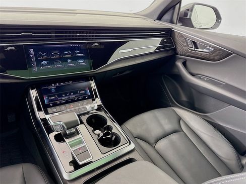 Used 2023 Audi Q8 Premium image 24