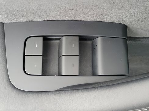 Used 2023 Tesla Model Y Performance AWD/4WD image 19