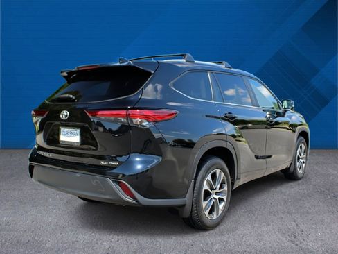 Used 2023 Toyota Highlander XLE AWD/4WD image 9