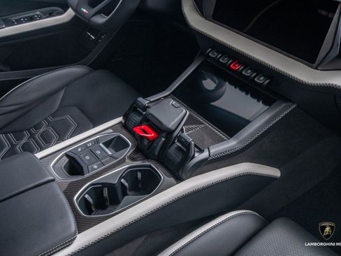 Used 2025 Lamborghini Urus SE image 64