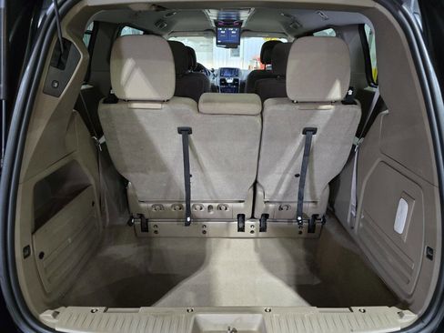 Used 2013 Chrysler Town & Country Touring image 30