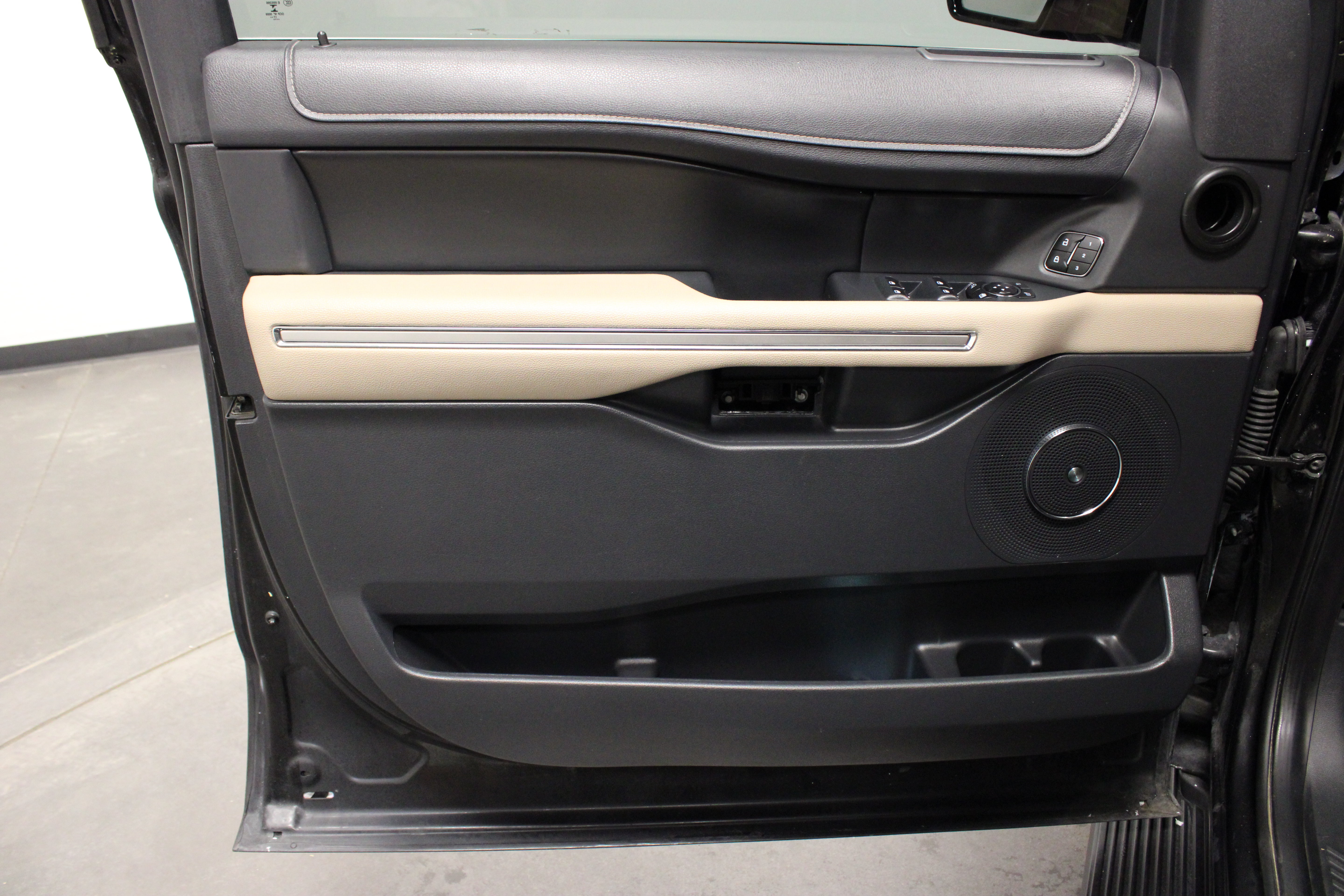 Used 2024 Ford Expedition Limited AWD/4WD image 21