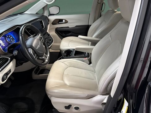 Used 2018 Chrysler Pacifica Touring-L Plus w/ Advanced Safetytec Group FWD image 10