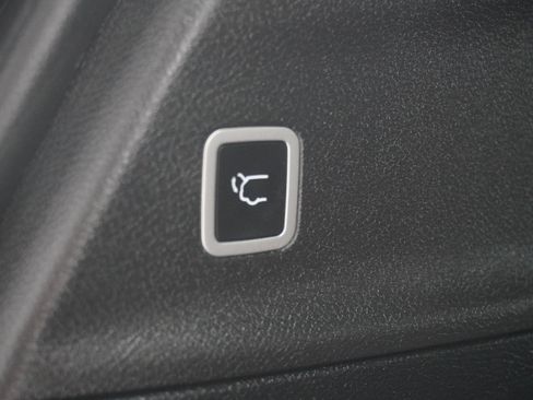 Used 2020 Chrysler Pacifica Touring-L Plus image 29