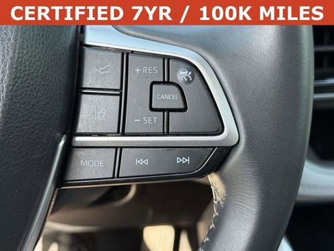 Used 2024 Toyota Highlander XLE FWD image 24