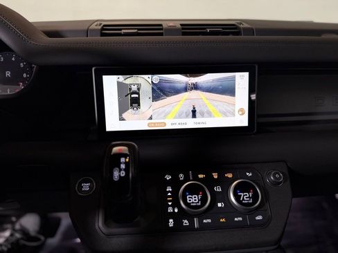 Used 2024 Land Rover Defender 110 X-Dynamic SE image 18