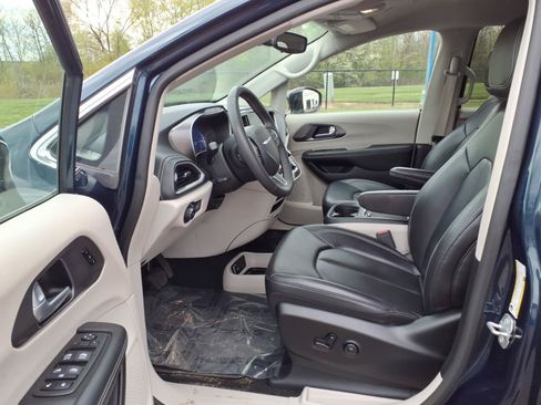 Used 2024 Chrysler Pacifica Limited FWD image 10