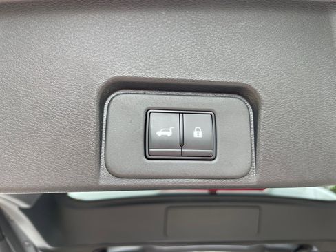 Used 2025 Nissan Rogue SV image 12